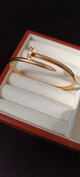 Cartier Браслет-гвоздь женский из медицинской стали золотистый с фианитами 7029 фото