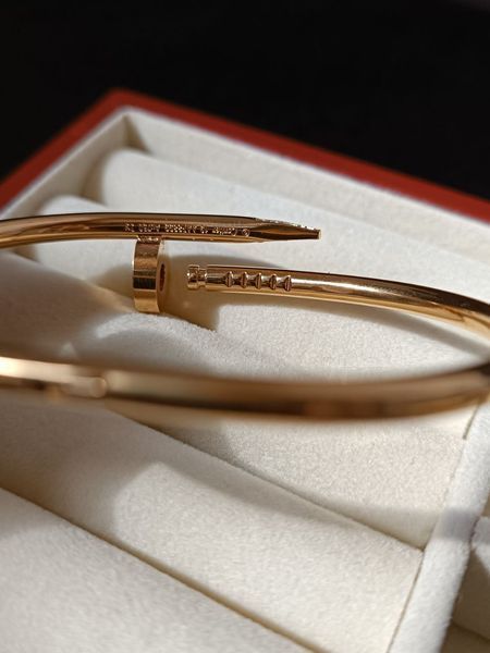 Cartier Браслет-гвоздь женский из медицинской стали золотистый с фианитами 7029 фото