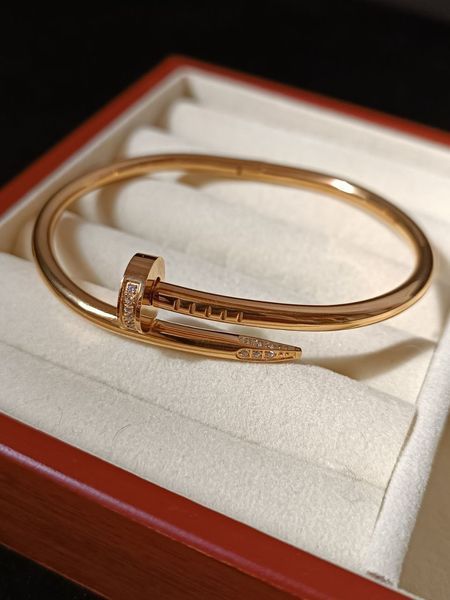 Cartier Браслет-гвоздь женский из медицинской стали золотистый с фианитами 7029 фото