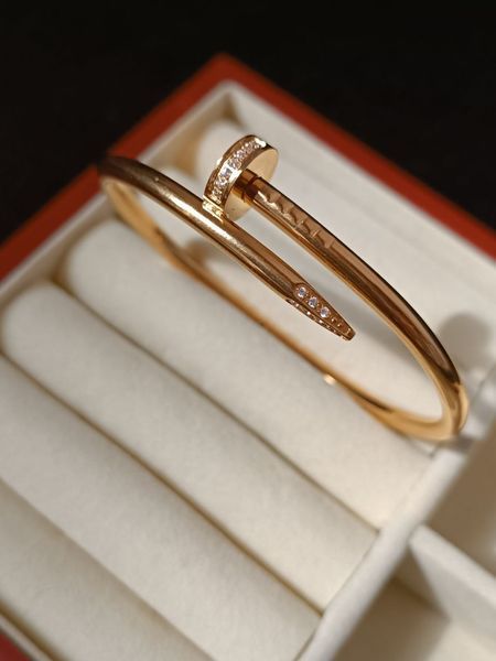Cartier Браслет-гвоздь женский из медицинской стали золотистый с фианитами 7029 фото