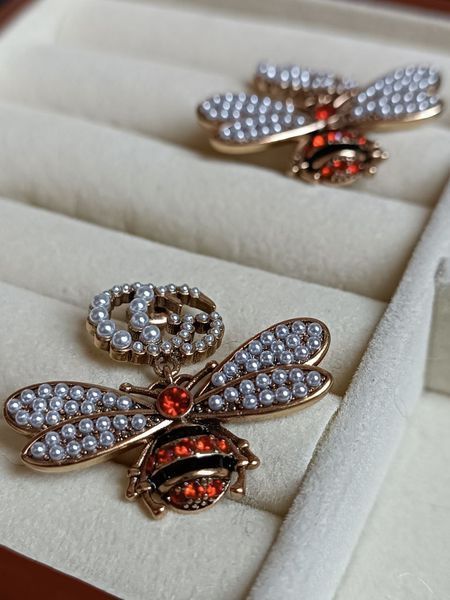 GUCCI Сережки жіночі із медичної сталі золотисті з камінням бджола 7014 фото