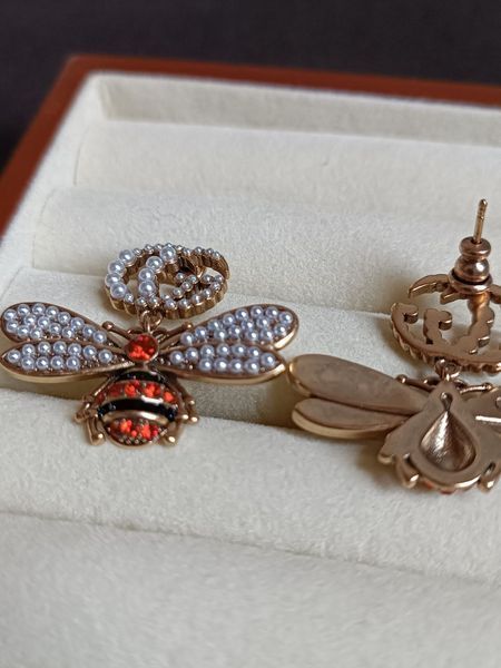 GUCCI Сережки жіночі із медичної сталі золотисті з камінням бджола 7014 фото