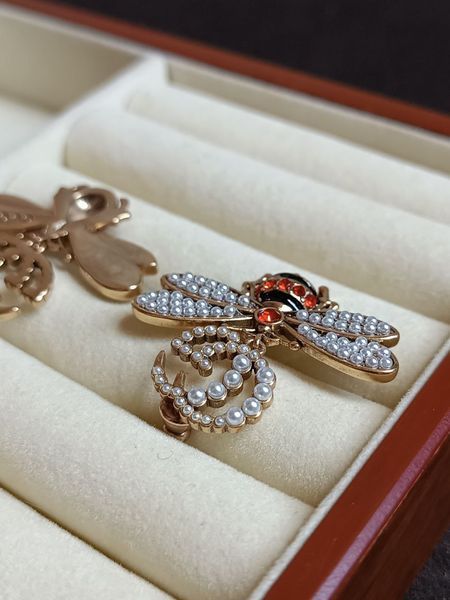 GUCCI Сережки жіночі із медичної сталі золотисті з камінням бджола 7014 фото