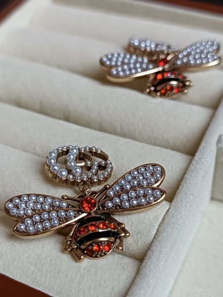 GUCCI Сережки жіночі із медичної сталі золотисті з камінням бджола 7014 фото