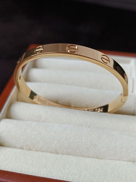 Браслет женский из медицинской стали золотистый с винтами Cartier 7003 фото